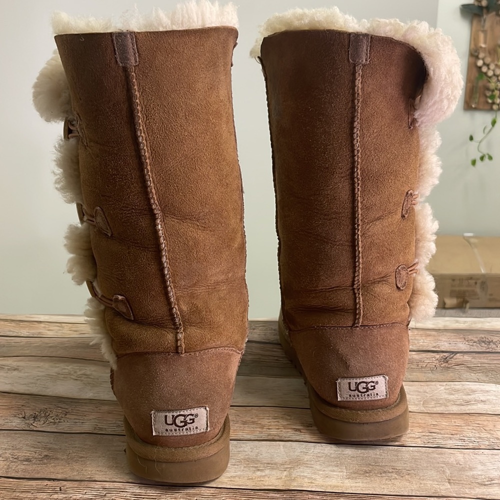 UGG Bailey 3 button boots Chestnut sheepskin - Picture 9 of 13
